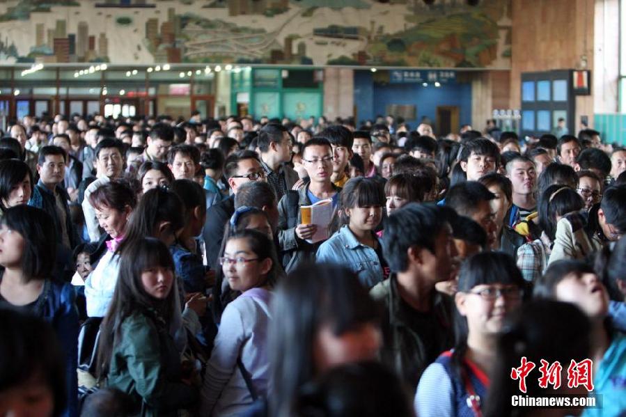 清明將至 中國(guó)各地將迎來(lái)中短途返鄉(xiāng)祭祖高峰