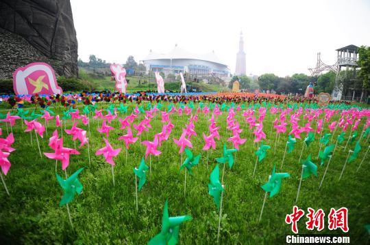 湖南公園清明十萬(wàn)風(fēng)車寄思念