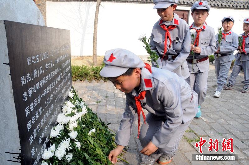 山東紅軍小學舉行愛國教育 “小紅軍”清明節(jié)前祭英烈