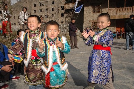 四川羌族群眾喜慶地震災(zāi)后首個(gè)羌?xì)v新年