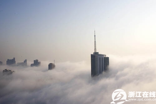 杭州大霧景色如海市蜃樓 煙波浩渺蔚為壯觀