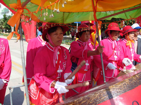 福建莆田湄洲灣舉行民俗文藝踩街活動（組圖）