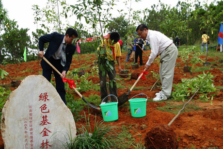 云南綠色環(huán)境發(fā)展基金會“消除碳足跡”植樹活動暨“綠色基金”啟動儀式在昆明舉行
