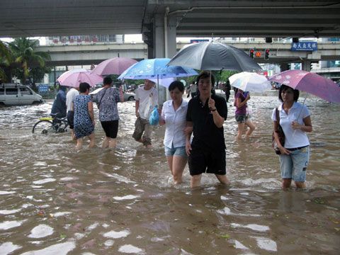 海口普降暴雨 預(yù)計積水可能達(dá)到100毫米