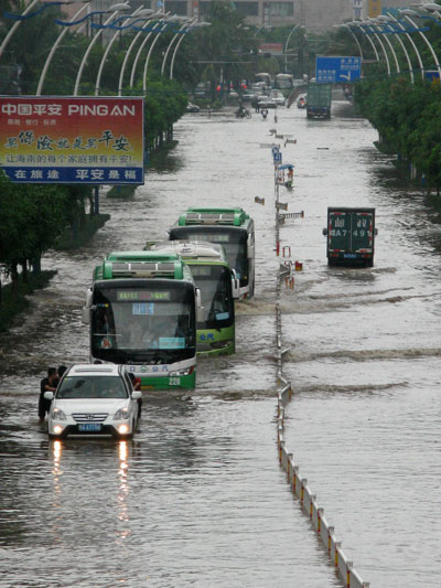 海口普降暴雨 預(yù)計積水可能達(dá)到100毫米