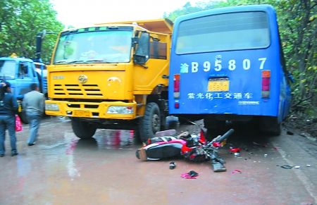 交通車(chē)上班途中撞貨車(chē) 29人受傷1人死亡