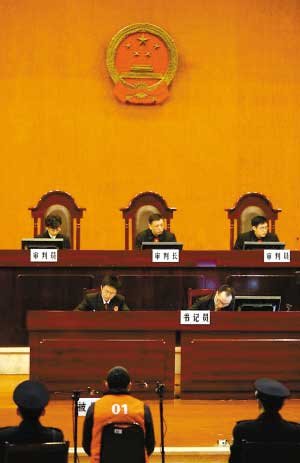 重慶涉黑老大王天倫受審 曾逼經營戶自斷手腕