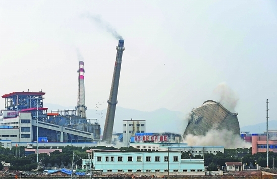 寧波：兩根100米煙囪成功爆破