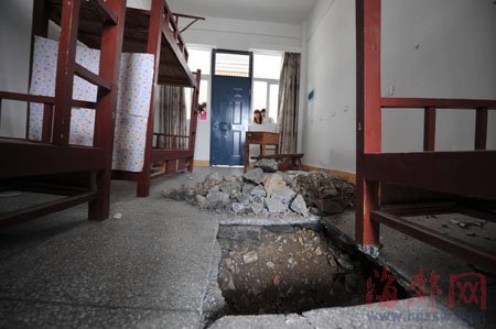 福建一學生宿舍樓地面塌陷 三百學生被疏散