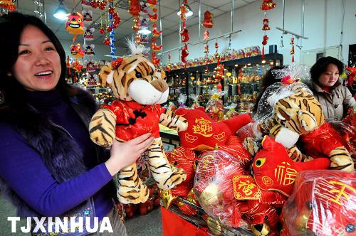 春節(jié)臨近 節(jié)日飾物熱銷津門(mén)