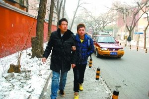 國內首例公開辦婚禮同性戀者每天遭數十人圍觀
