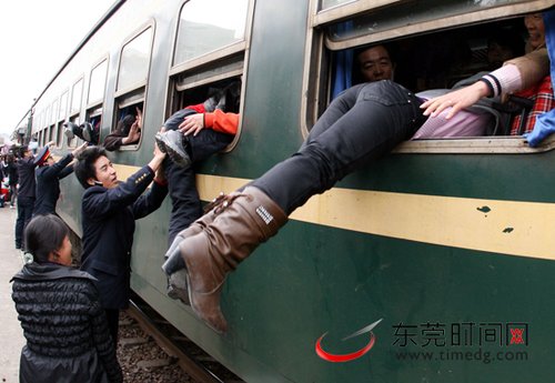 東莞東站乘客爬窗上車 鐵路人員協(xié)助(組圖)