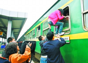 東莞站長(zhǎng)因列車員幫旅客爬窗被免 九成網(wǎng)友反對(duì)