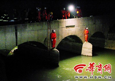 陜西8人搭人梯營救落水男孩 兩救人者溺亡(圖)