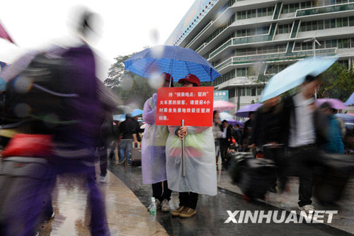 廣州日發(fā)送旅客23萬(wàn) 雨中春運(yùn)秩序井然