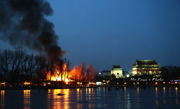 北京什剎海兩家酒吧失火 疑因游人燃放煙花引發