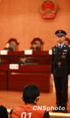 重慶原打黑支隊(duì)長(zhǎng)否認(rèn)組織賣淫承認(rèn)開(kāi)設(shè)賭場(chǎng)