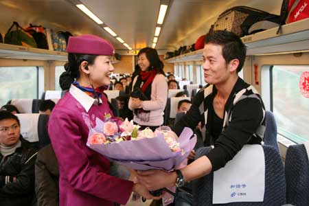 美女列車長(zhǎng)走紅網(wǎng)絡(luò) 帥哥“粉絲”獻(xiàn)花（圖）