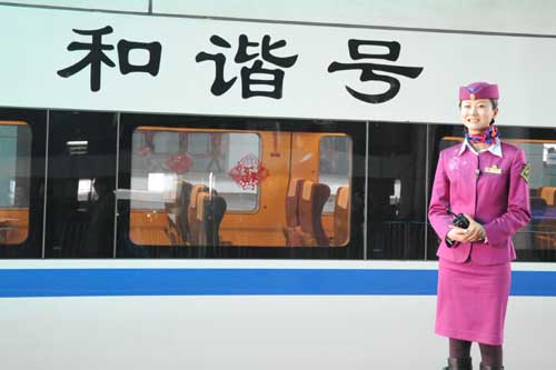 美女列車長(zhǎng)走紅網(wǎng)絡(luò) 帥哥“粉絲”獻(xiàn)花（圖）
