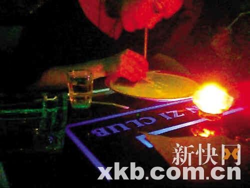廣東韶關(guān)夜總會專派小姐陪客吸毒(組圖)