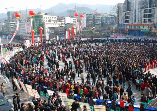 萬源政府搭臺(tái)送崗位 6900人達(dá)成就業(yè)意向