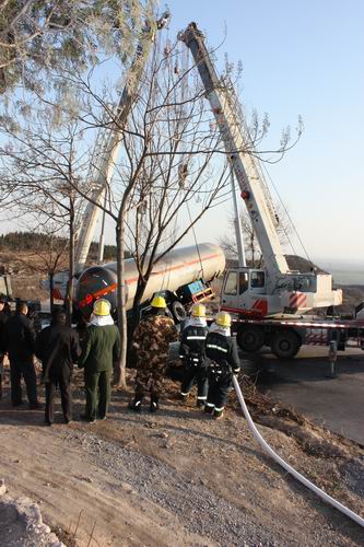 焦作：20噸液化石油氣槽車側(cè)翻 警民齊力除險