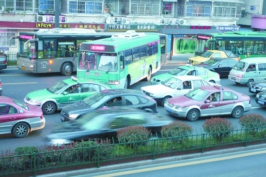 公交車左轉(zhuǎn),通氣多了