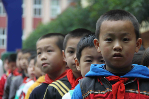 福建南平實(shí)驗(yàn)小學(xué)師生為遇難小伙伴默哀三分鐘