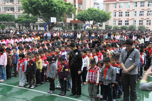 福建南平實(shí)驗(yàn)小學(xué)師生為遇難小伙伴默哀三分鐘