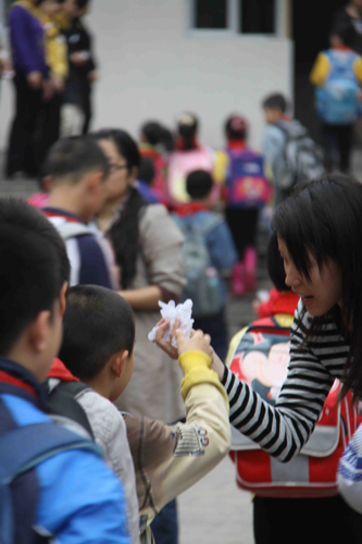 福建南平實驗小學師生為遇難小伙伴默哀三分鐘