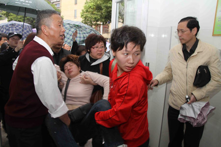 福建南平惡性殺人案續：遇難家屬悲痛悼念當場暈倒