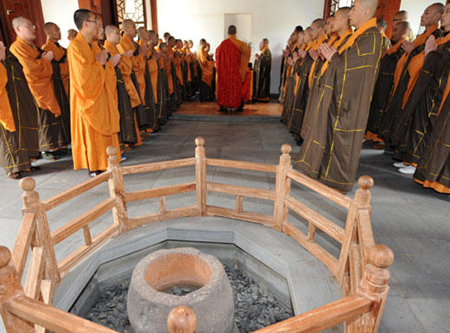 杭州僧人開摘“法凈禪茶”