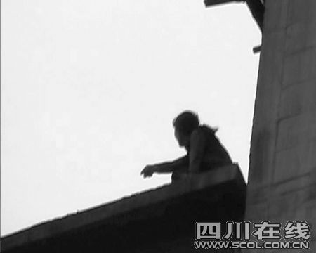 成都首次刑拘“跳樓秀”當(dāng)事人 外界質(zhì)疑(圖)
