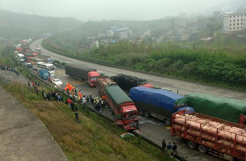 京珠高速郴州段發(fā)生7車連環(huán)相撞事故