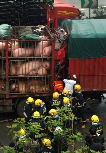 京珠高速郴州段發(fā)生7車連環(huán)相撞事故