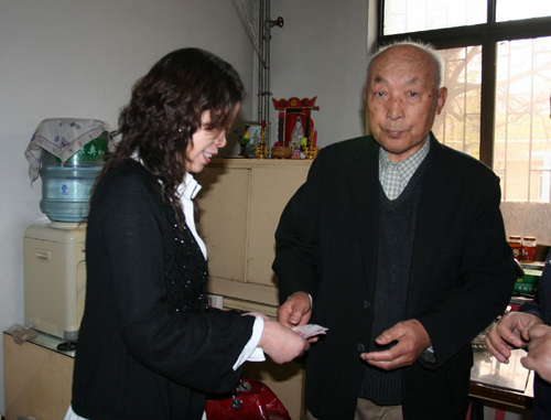 八旬老人獻(xiàn)愛心捐款 為災(zāi)區(qū)慷慨解囊