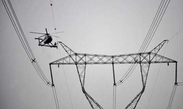 我國首次在超高壓輸電線路成功實施直升機帶電作業(yè)