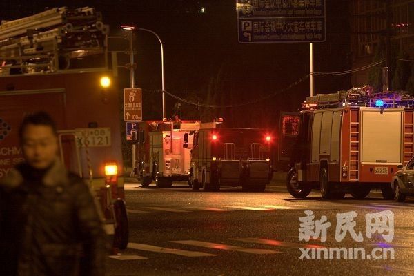 上海東方明珠塔頂發(fā)生火災(zāi) 疑遭雷擊(圖)