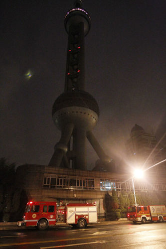 上海東方明珠塔頂發(fā)生火災(zāi) 疑遭雷擊(圖)