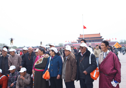 北京天安門降半旗 首都市民悼念玉樹同胞