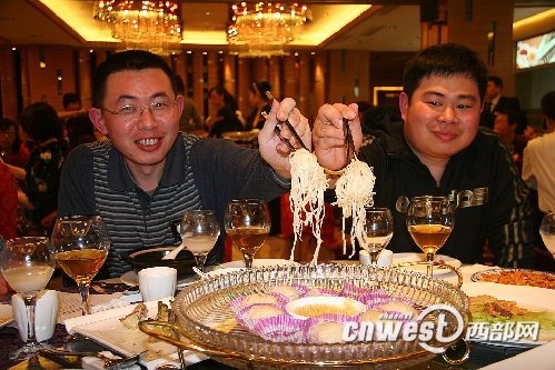 花絮：記者爭(zhēng)相“抖三抖” 美女要為油塔代言