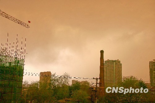 河北64縣市狂風(fēng)大作 石家莊晝?nèi)绾谝购愯F塔倒地