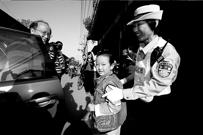 北京全市女交警上下學(xué)高峰校門前義務(wù)加班