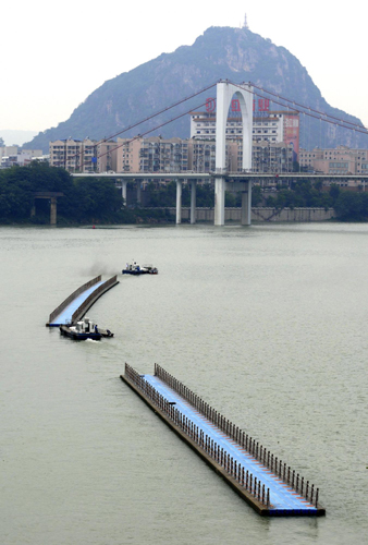 浮橋“搬家”度汛