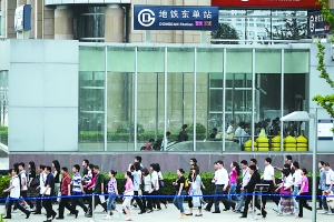 運(yùn)行三年就改造? 北京地鐵5號線東單站通道改造“引”換乘長龍