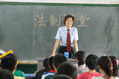 鄭州上街區(qū)法院一庭長護送學(xué)生放學(xué)獲贊譽
