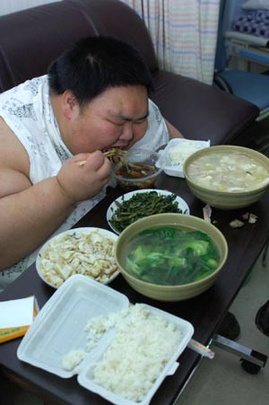 “中國第一胖”梁用在醫院的日子