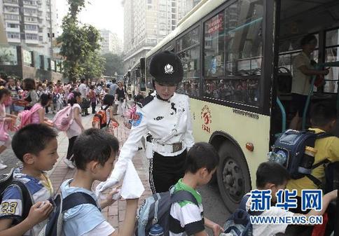 重慶女子交巡警隊伍正式上崗執勤