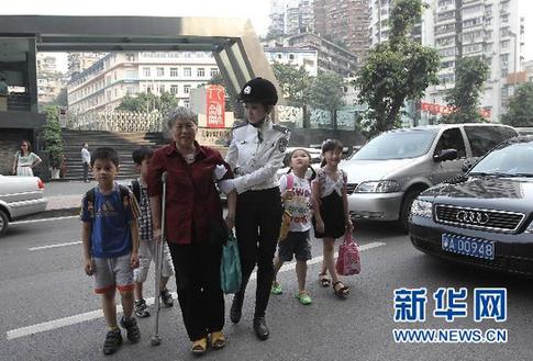 重慶女子交巡警隊伍正式上崗執勤