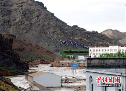 新疆昌吉遭洪水襲擊580余名師生獲救(組圖)